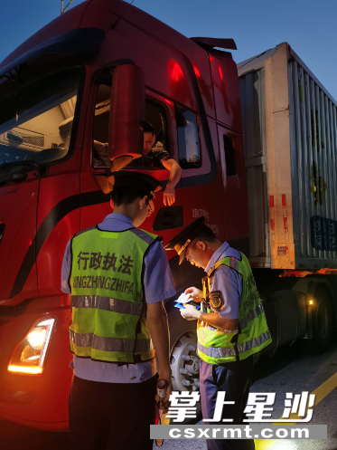 长沙县围绕“人、车、路、企、政”发力，消除道路安全隐患。长沙县行政执法局供图