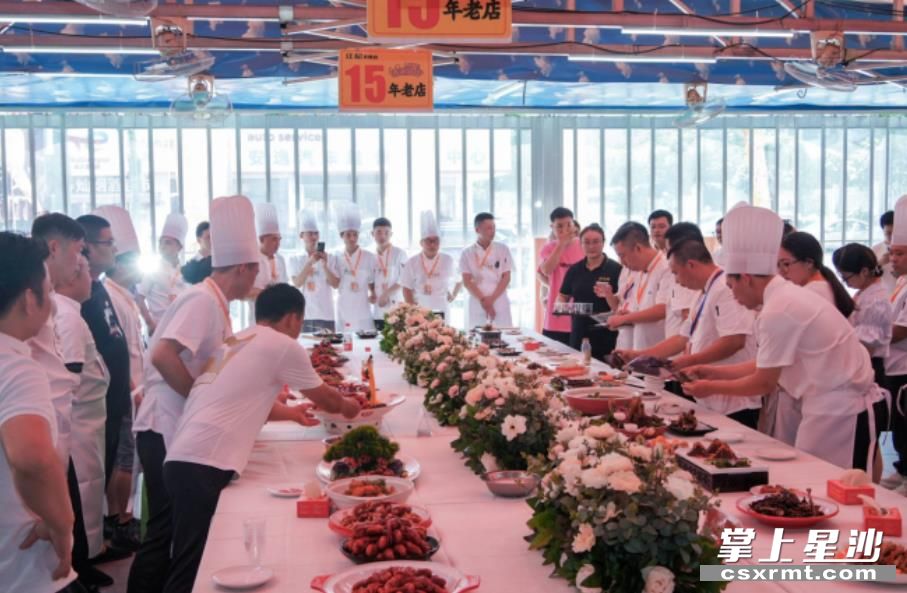 图为评委现场点评菜品。
