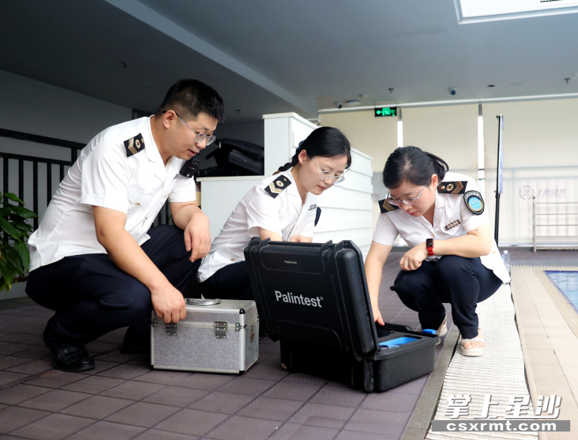 图为卫生监督人员在子阳赢治健身游泳场馆现场检测泳池水质。 均为盛磊 摄