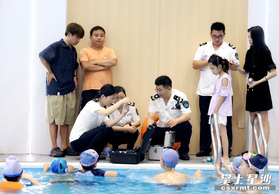 图为卫生监督人员在湘悦健身游泳场馆现场检测泳池水质。