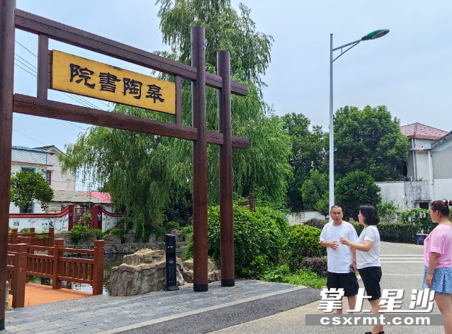 图为金洲村党总支书记姜立新在皋陶书院跟公司相关负责人交流村落景区产品开发及运营工作。李丹 摄