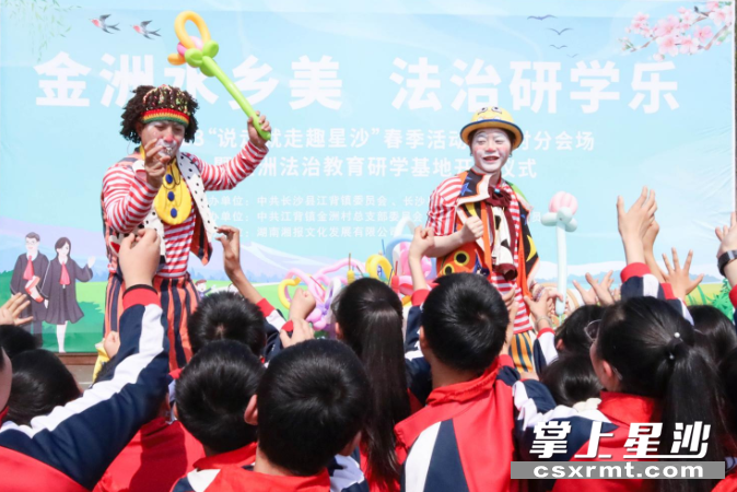 金洲村法治研学教育基地作为长沙市首个大型户外法治研学基地，“沉浸式”普法每年吸引了数万名学生前来研学。江背镇供图