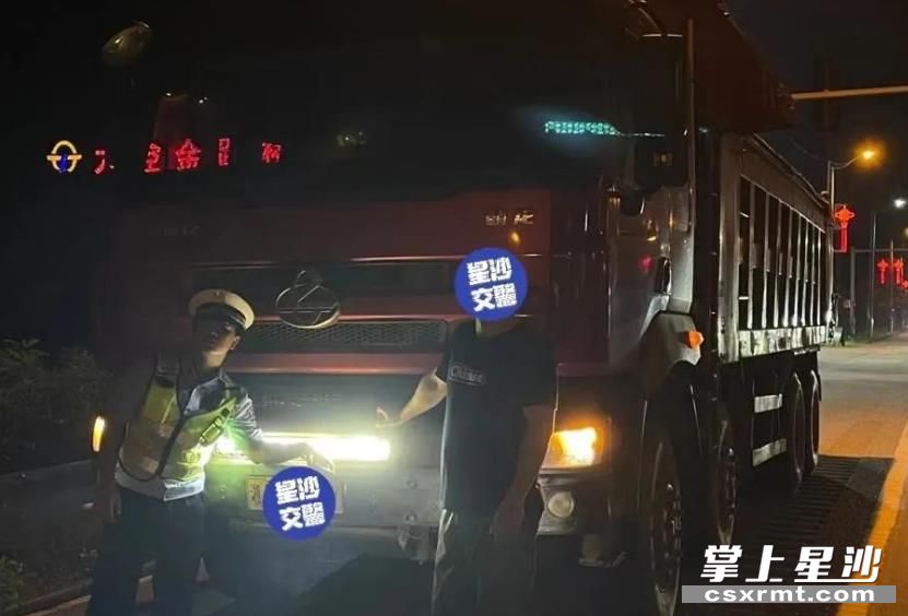 长沙县公安局交警大队黄花中队执勤民警查获违法过境货车。长沙县交警供图