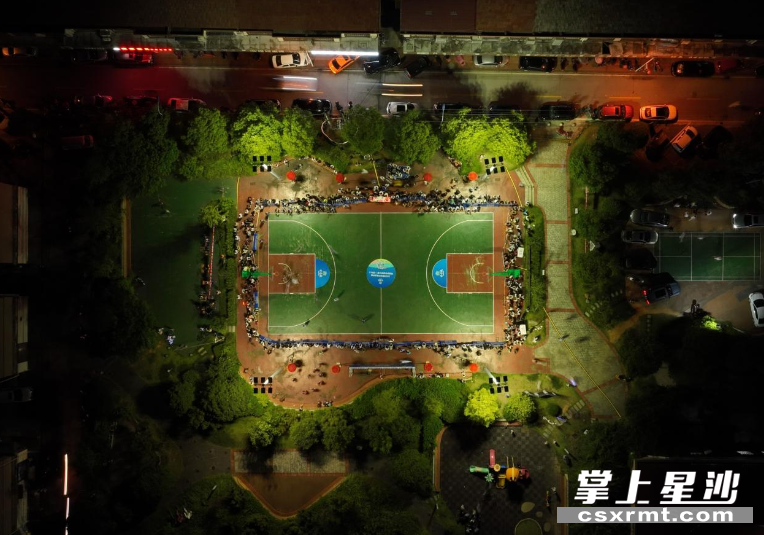 夜幕降临，金井“村BA”双江社区分赛场上热闹非凡。均为王箫 摄