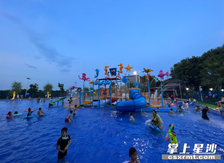 傍晚时分，汇佳隆欢乐园的游客络绎不绝，孩子们在泳池打闹嬉戏。梁焕鑫 摄