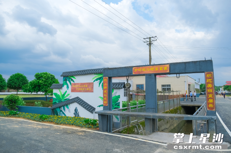 银龙村分批次沿河打造美丽宜居村庄，有效改善乡村人居生态环境。章帝 摄