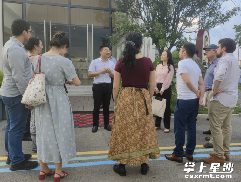 图为长沙县委外事办相关负责人向智利友人进行介绍。 图为长沙县委外事办相关负责人向智利友人进行介绍。