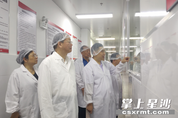 一行人在湖南瑞海农产品发展有限公司详细了解企业经营状况和发展面临的问题等情况。均为宋彬彬 摄