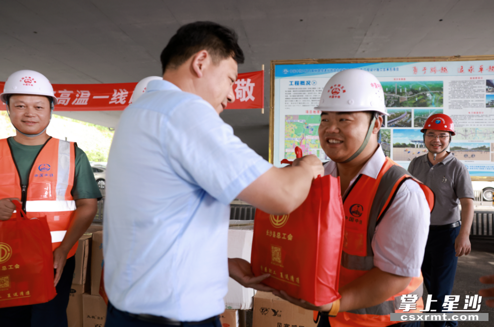 陈永高在项目建设现场慰问高温一线劳动者。杨铭 摄 陈永高在项目建设现场慰问高温一线劳动者。杨铭 摄