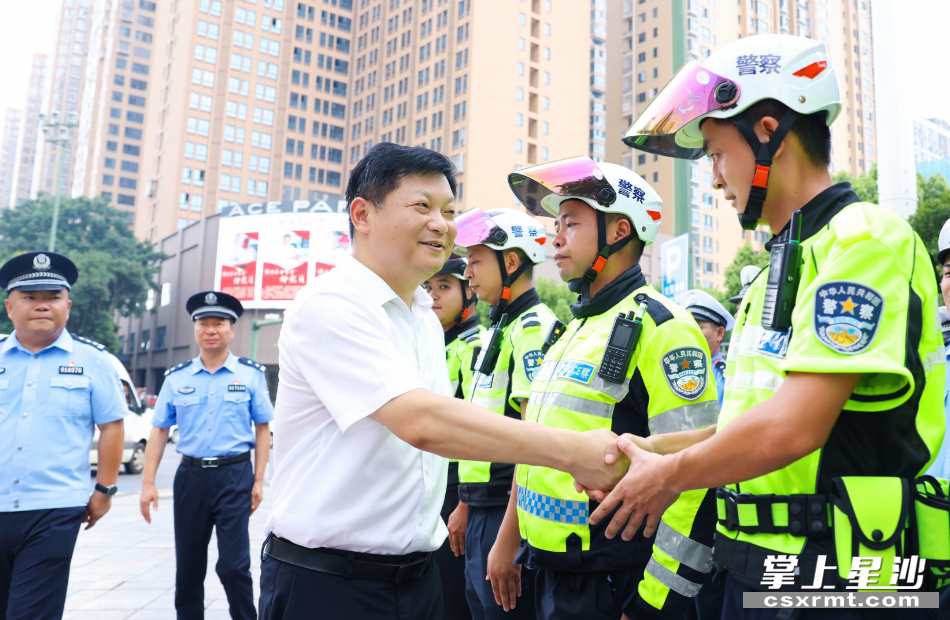 付旭明在漓湘路星沙大道路口岗亭,慰问一线交警、民警。 付旭明在漓湘路星沙大道路口岗亭,慰问一线交警、民警。