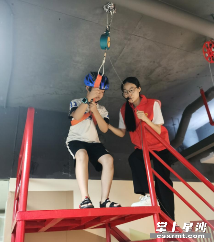 星沙街道社工站“仲夏聚星光 童心悦成长”暑期夏令营开展消防安全及逃生训练。