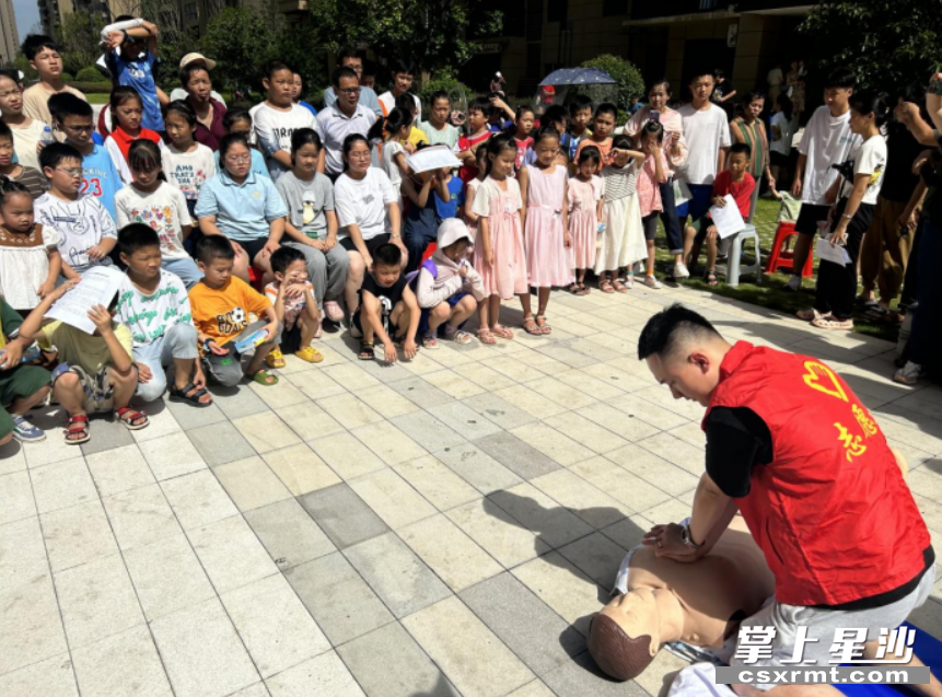 图为黄兴镇志愿者为孩子们演示急救方法。