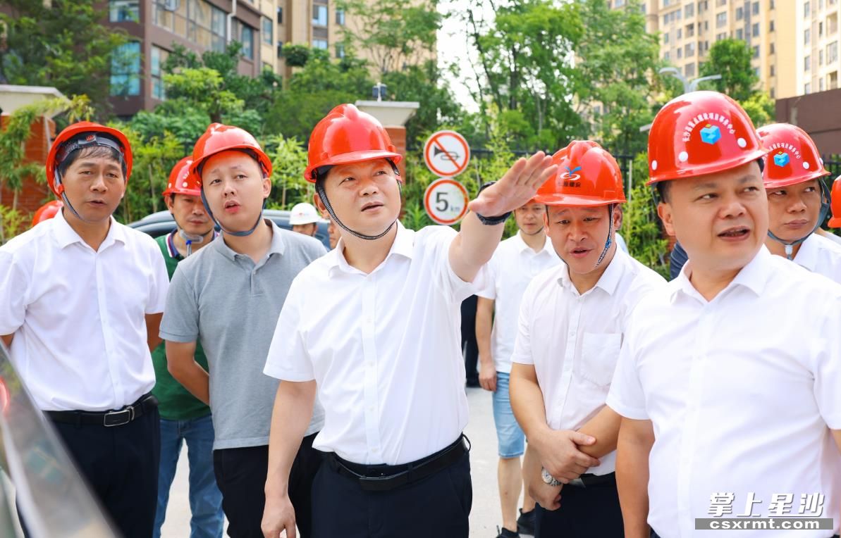 付旭明在百熙实验学校初中部，督导项目建设、安全生产工作。均为 曾诗怡 摄