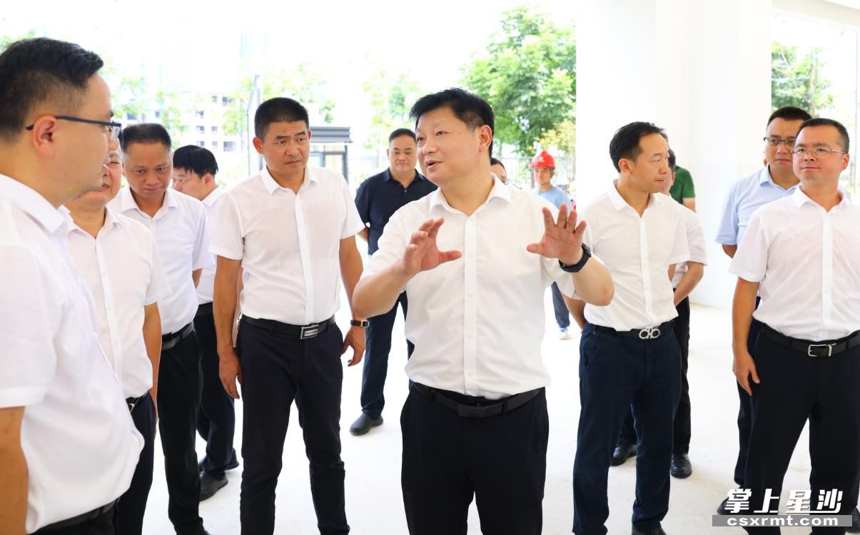 付旭明在雅礼洋湖会展中学，督导项目建设、安全生产工作。