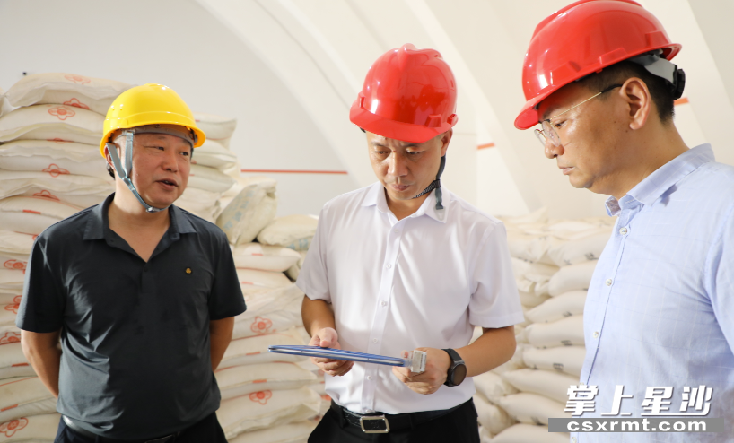 调研组在县级战略物资储备仓库展开调研。李依露 摄