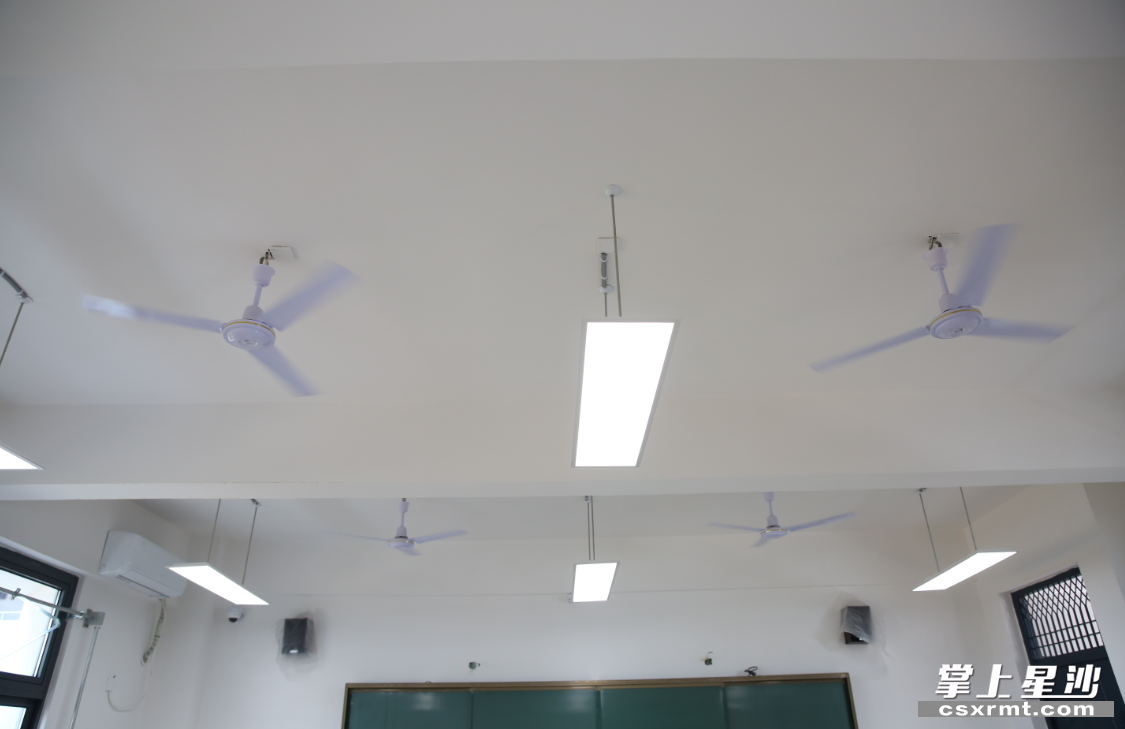 新建教学楼每个教室都安装护眼灯。