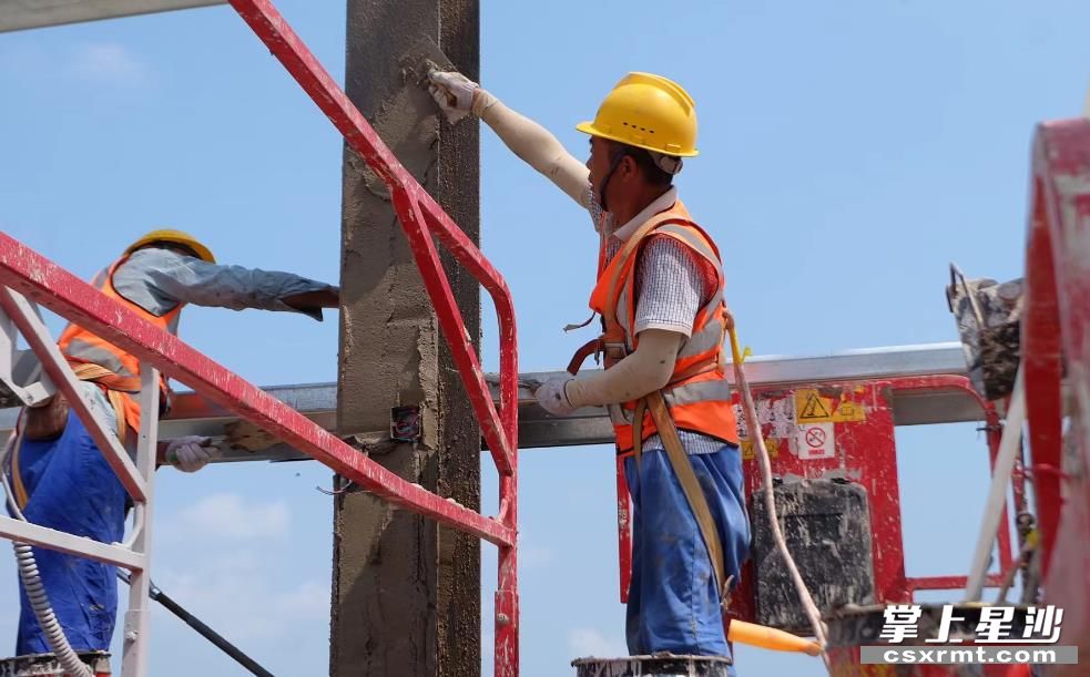 高温下,粉刷工在抹灰浆,动作麻利。均为李丹 摄 高温下,粉刷工在抹灰浆,动作麻利。均为李丹 摄