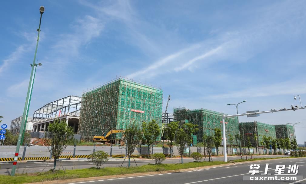 分时作业鏖战高温,长沙井贝跨境电商产业园建设不“减速”,完成整体建设80%。 分时作业鏖战高温,长沙井贝跨境电商产业园建设不“减速”,完成整体建设80%。