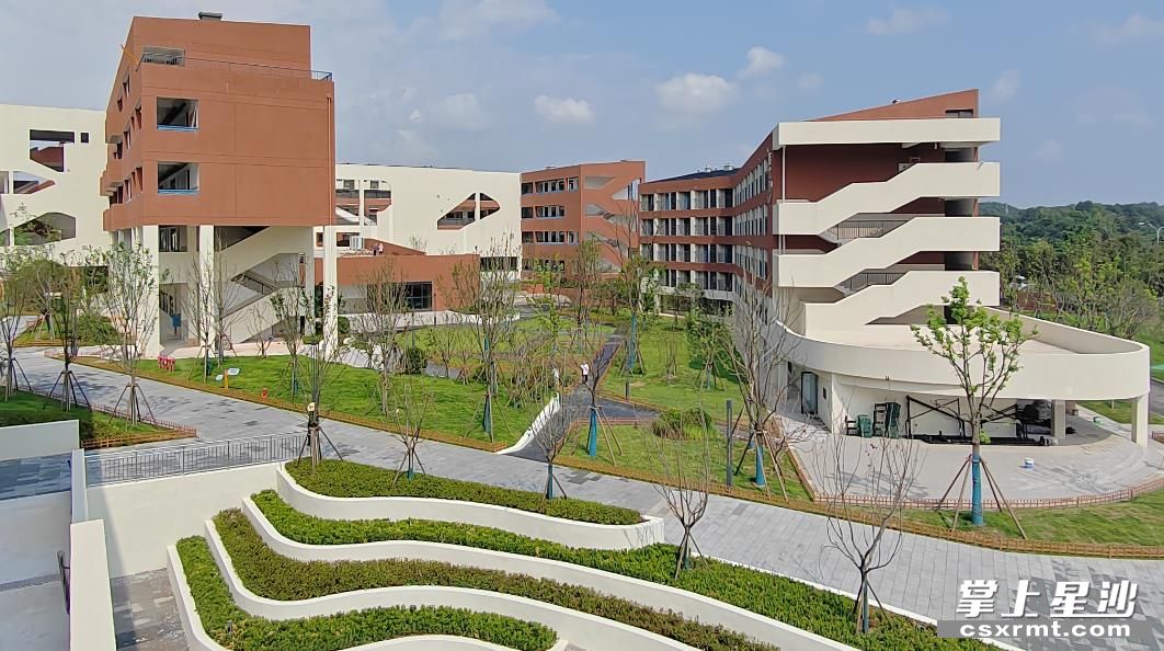 南雅远航实验学校总投资近4亿元，规划办学规模为60个教学班。均为李丹 摄