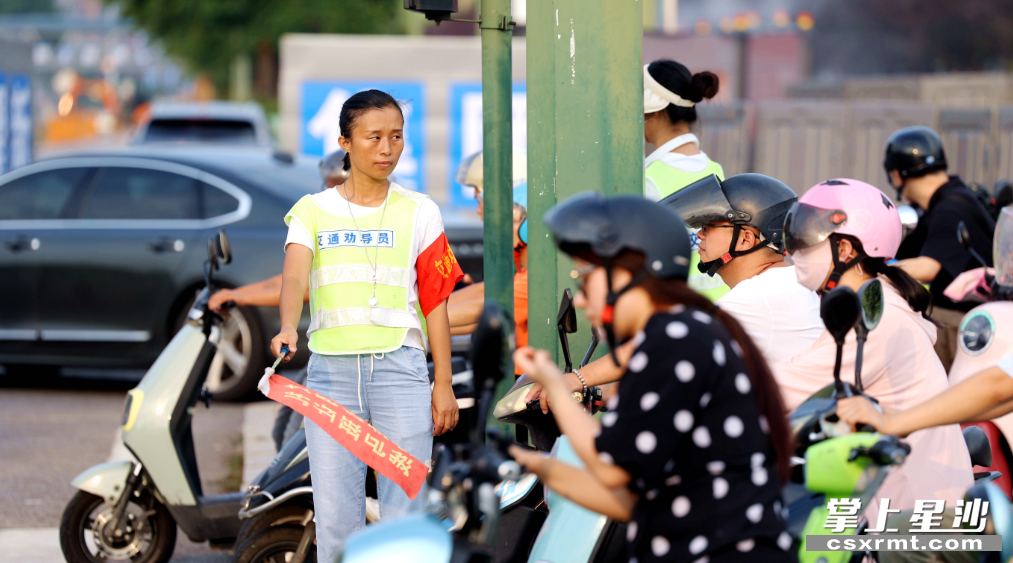 漓湘路当前正在进行提质改造，车辆通行受到一定影响，每天早晚高峰，罗玛俐都会出现在漓湘路东四路口开展交通劝导。