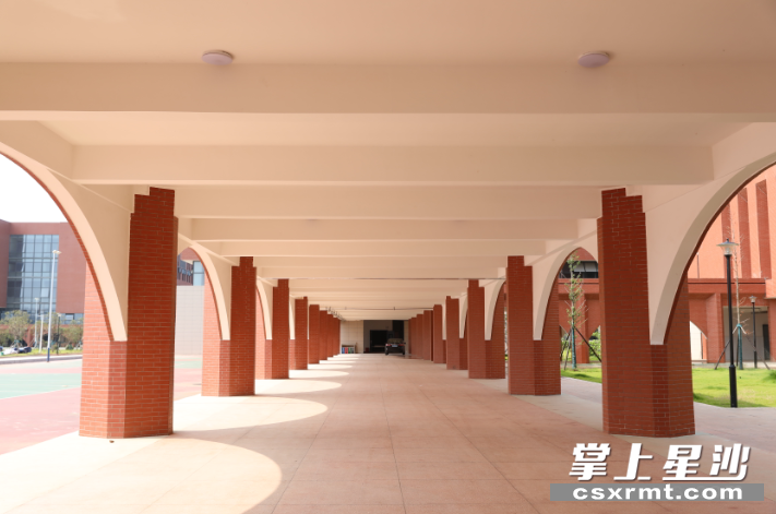 学校拥有长达几百米长廊，下雨天可以为学生提供活动场所。
