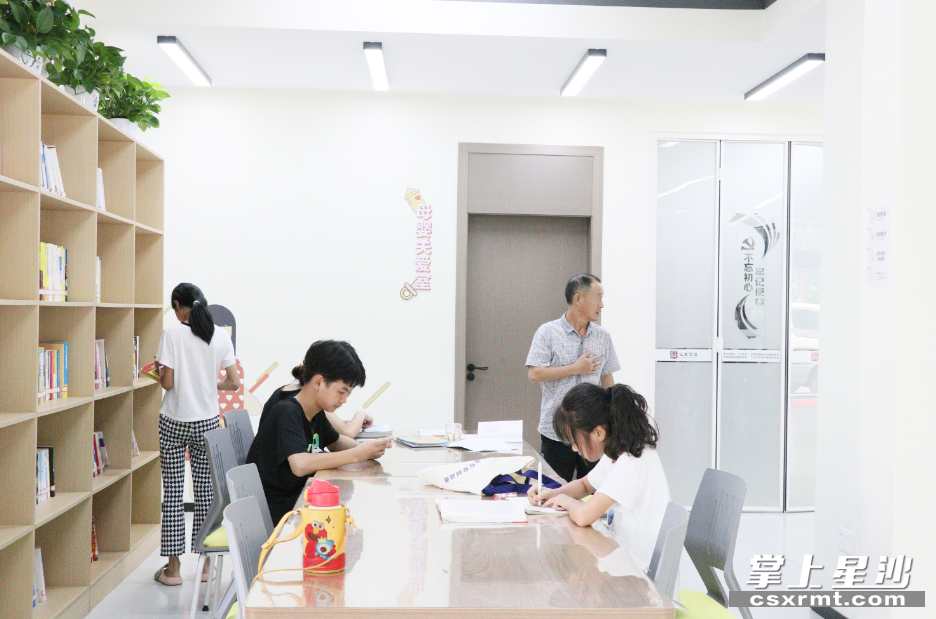 附近居民在驿站活动。