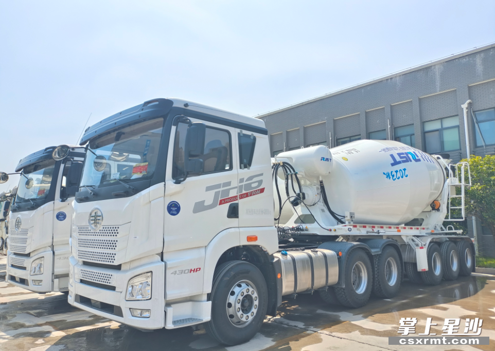 建设湖南有限公司长沙县分公司企业新购置的6轴混凝土轻量化搅拌车