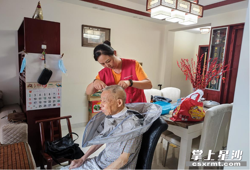 志愿者孟红云上门为黄德群老人理发。均为泉塘街道供图