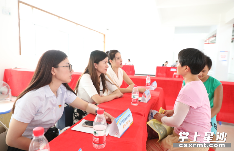 家长正在向学校老师咨询孩子上学相关问题。