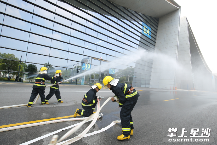 长沙国际会展中心义务消防队员进行消防演练。