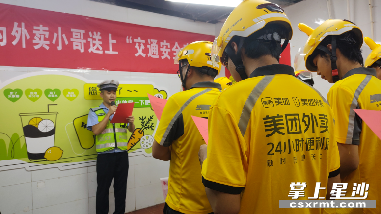 交警彭广在领读“交通安全倡议书”。