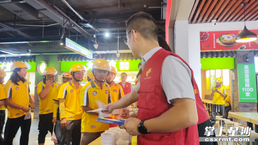 爱心企业岭南小生送上一份夏日解暑绿豆粥，志愿者和街道道安办工作人员则趁机发放交通安全宣传单。