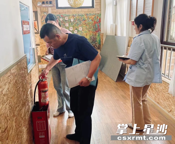 对托育机构开展地毯式消防安全暨巩卫督导检查。