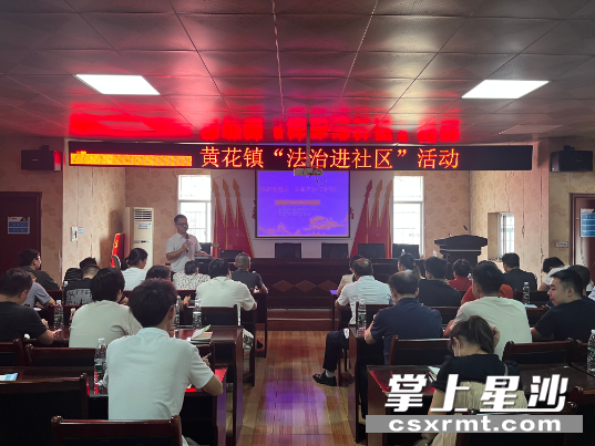 刘源为居民讲解公证法律知识。县司法局供图