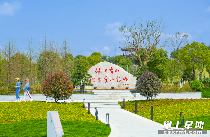 游客在园内悠闲散步。
