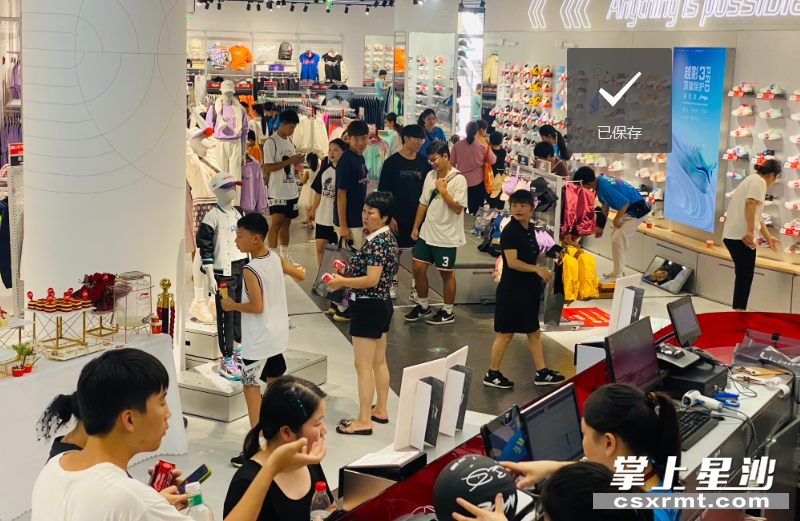 李宁全品类超级奥莱店开业,吸引一大批消费者到场。均为李丹 摄 李宁全品类超级奥莱店开业,吸引一大批消费者到场。均为李丹 摄