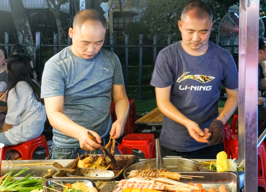 杨家两兄弟分工明确,配合默契。 杨家两兄弟分工明确,配合默契。