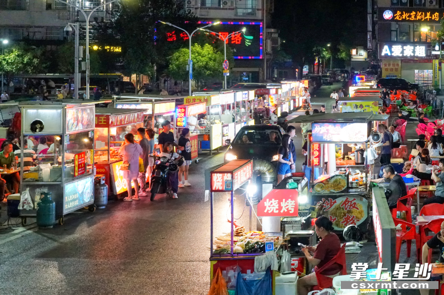 繁华的灰埠夜市。均为刘思源 摄 繁华的灰埠夜市。均为刘思源 摄