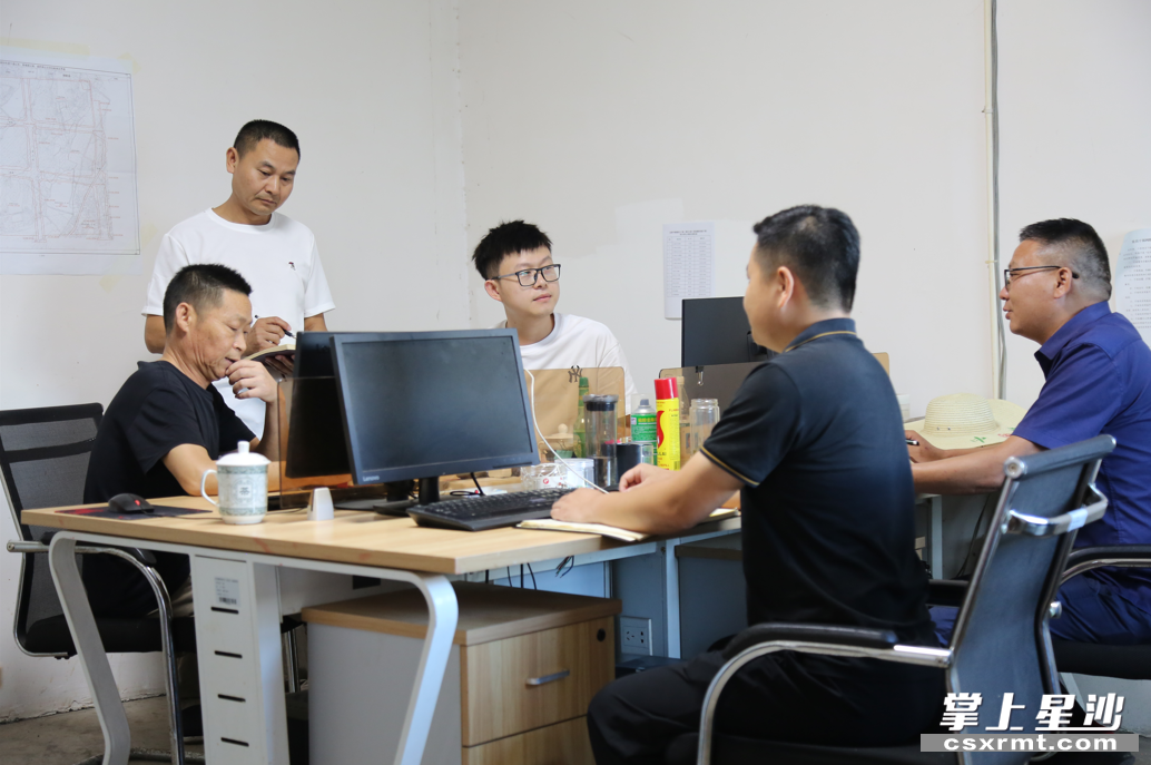 长沙县黄兴镇干杉拆迁指挥部工作人员商讨机场改扩建工程周边水系恢复治理项目征拆事宜。