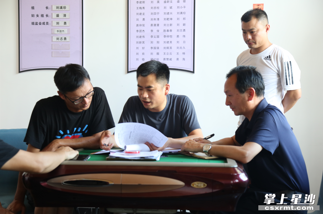 县拆迁指挥中心工作人员、斗塘新村前田坪组村民组长与征拆户，对证征拆项目。均为易旭 摄