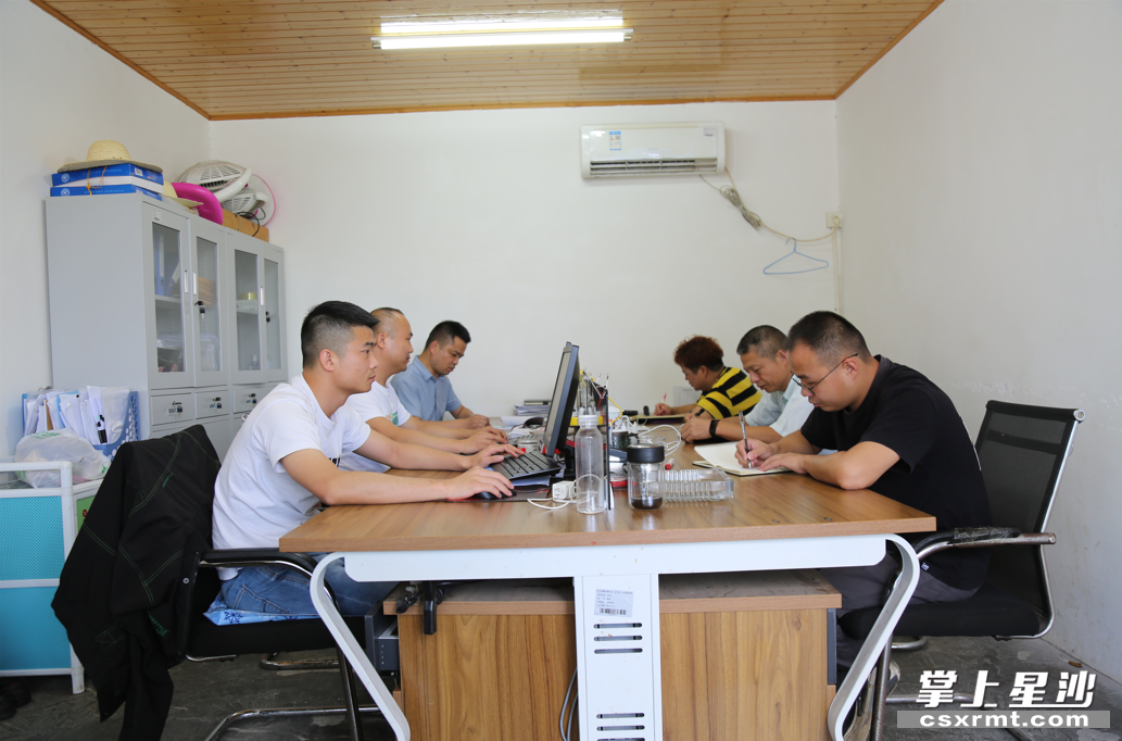 干杉拆迁指挥部干部与组员每天定点碰头，交流每日征拆工作进度。

