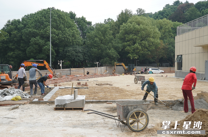 工作人员正在进行室外管网工程施工。刘思源 摄