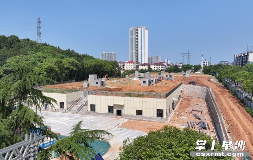 停车场主体已经建成，地面将移栽绿植、增设配套设施，扮靓公园景观。艾哲文 摄