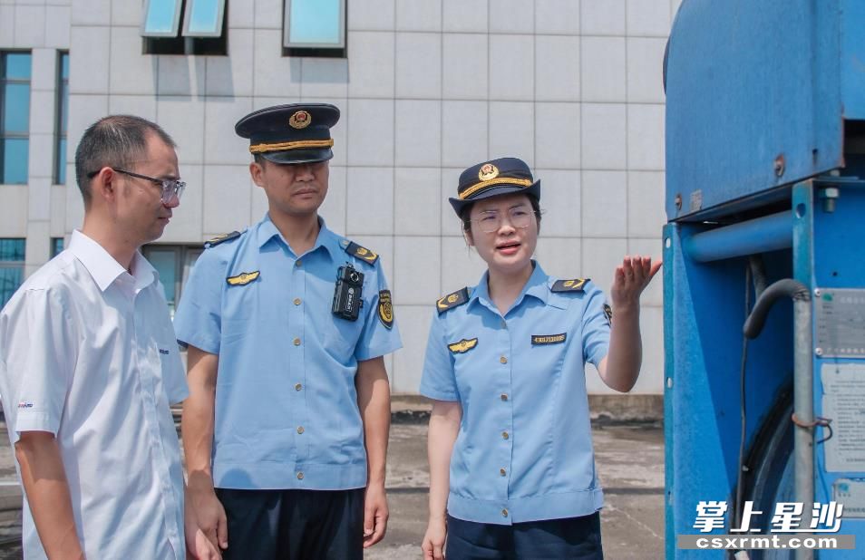 执法人员在长龙街道某企业开展执法检查。章帝 摄