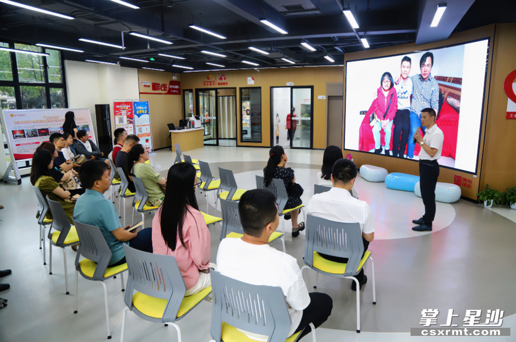 长龙街道新时代文明实践所设立了“中国好人唐林工作室”，打造了雷锋志愿服务精神宣讲微课堂。长沙县文明办 供图