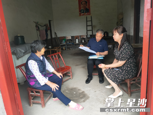 村干部上门走访。均为北山镇供图