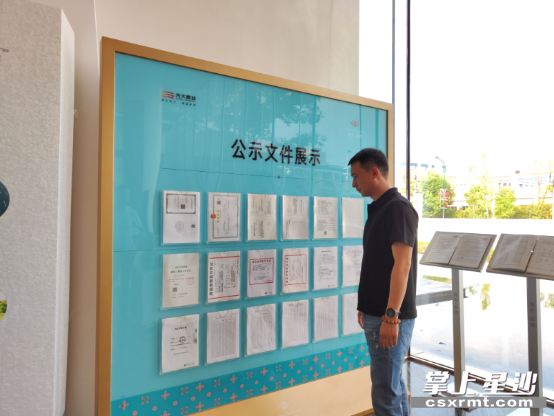 县住建局工作人员在房地产项目开展整治规范房地产市场秩序专项检查。县住建局供图