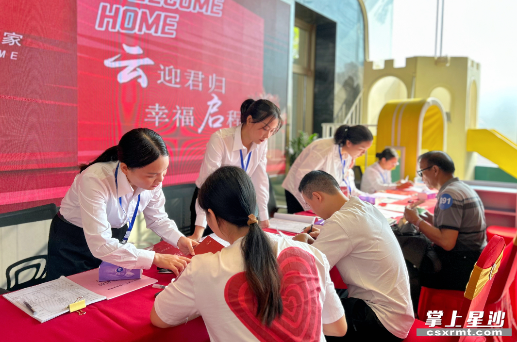 图为交付现场。
