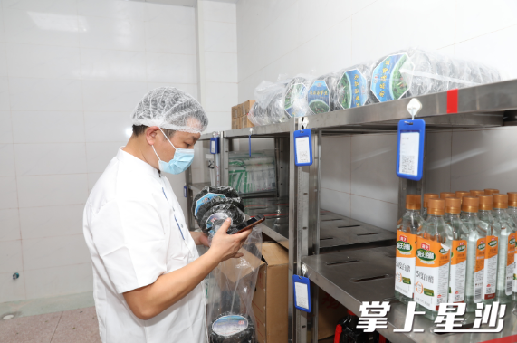 通过扫码，学校食堂管理员可以了解食品生产日期、进货渠道等信息。