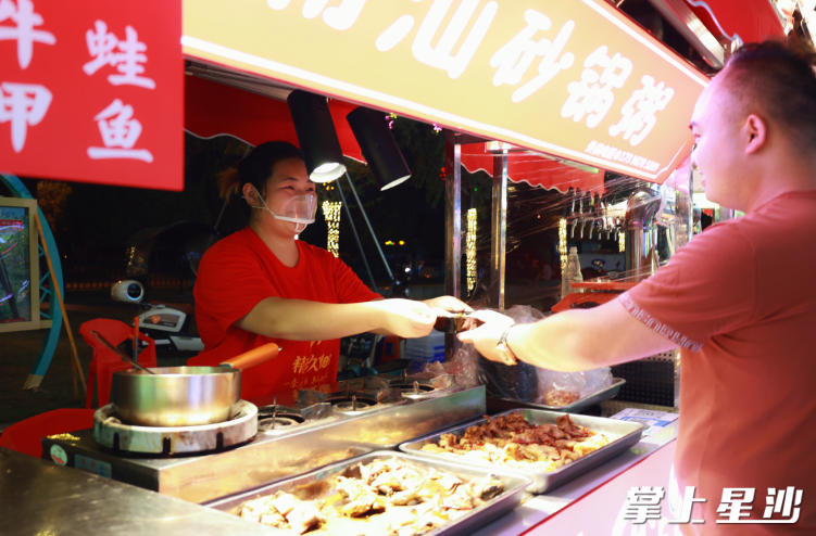 图为居民在夜市“逛吃逛吃”。均为文雅丽 摄